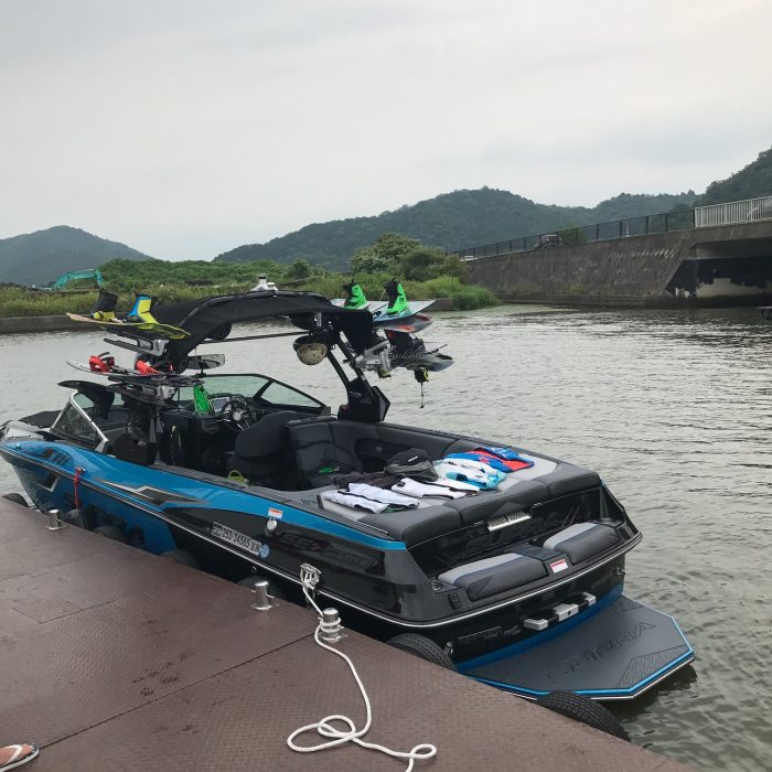 琵琶湖でウェイクボード