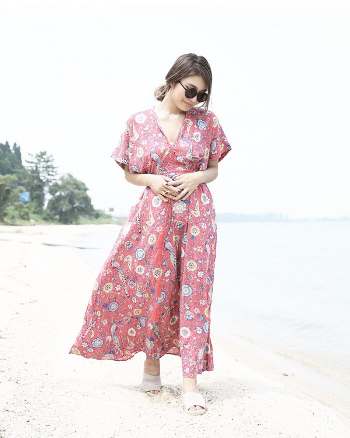 シルエットが綺麗な花柄リゾートワンピースはサラッと1枚でお洒落コーデが完成します。気になる二の腕を隠してくれる体型カバーマキシワンピ。